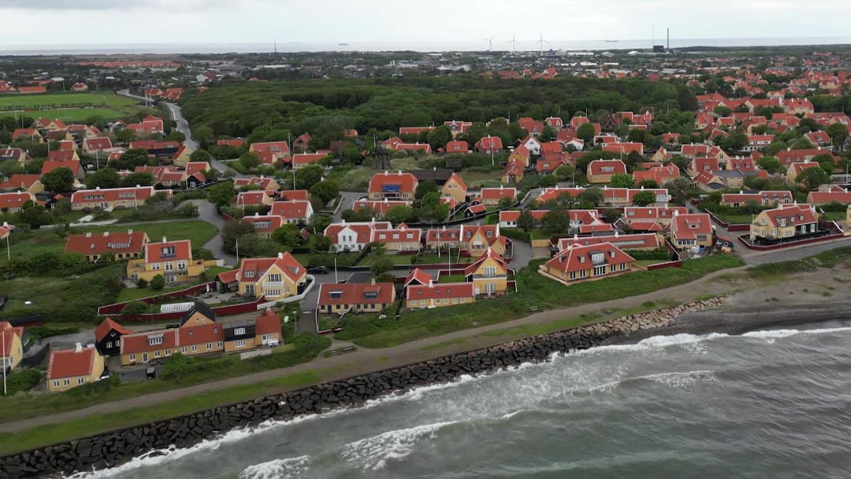 De køber et hus ved vandet, men betaler skat i byen. Nu vil politikere skrue på manges skat | Indland | DR