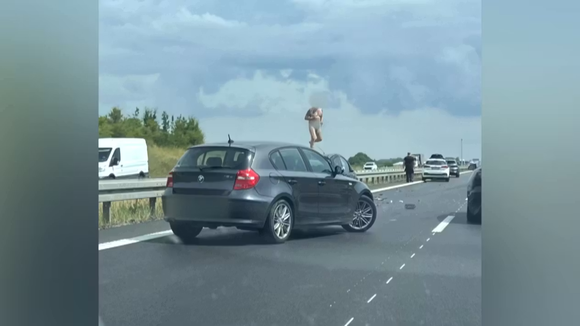 Mand tilbageholdt efter nøgendans på Fynske Motorvej | TV 2 Fyn | Fynske nyheder - lokalt hver dag
