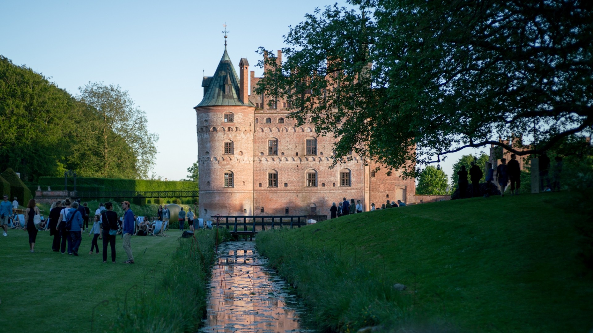 Egeskov Slot lukker til helt særligt bryllup - kongen er på gæstelisten | TV 2 Fyn | Fynske nyheder - lokalt hver dag