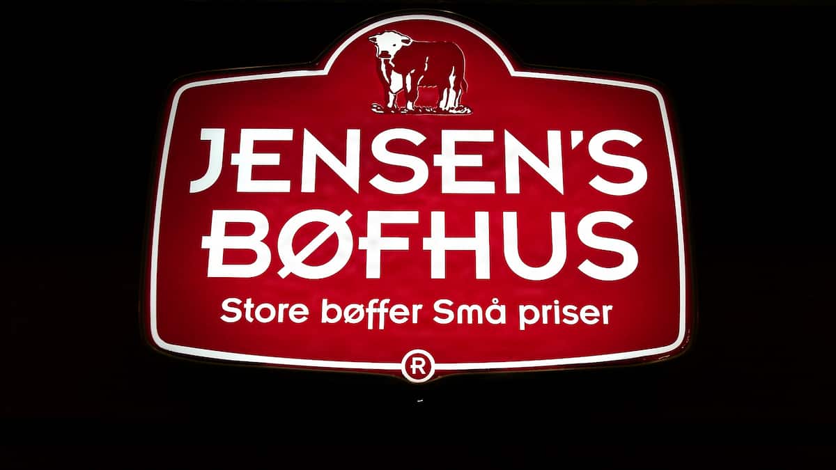 Jensens Bøfhus i alkohol-brøler: Gratis bobler til studenter udløser kritik | Penge | DR
